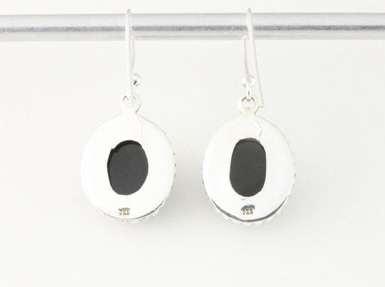 Bewerkte ovale zilveren oorbellen met onyx afbeelding 2