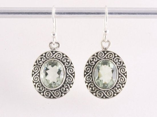 Bewerkte zilveren oorbellen met groene amethist afbeelding 4