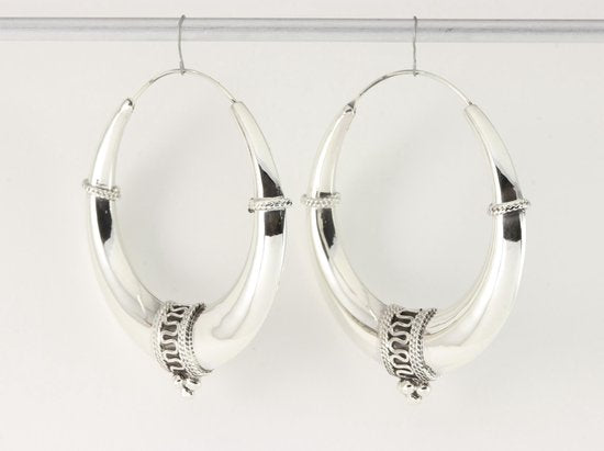 Grote bewerkte zilveren Bali oorringen afbeelding 2