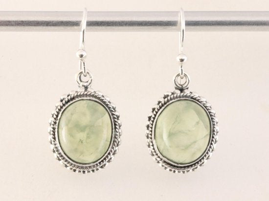 Bewerkte ovale zilveren oorbellen met prehniet afbeelding 4