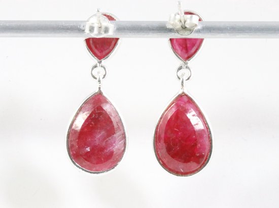 Zilveren oorstekers met robijn afbeelding 3