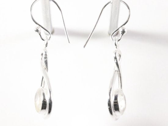 Opengewerkte zilveren oorbellen met regenboog maansteen afbeelding 2