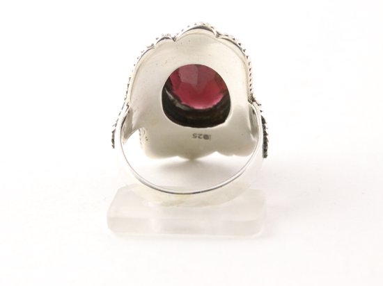 Bewerkte zilveren ring met granaat afbeelding 3