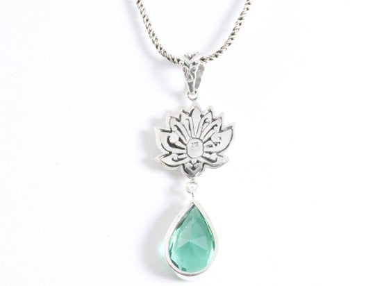 Traditionele zilveren hanger met lotus bloem en groene toermalijn aan ketting afbeelding 3