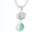 Traditionele zilveren hanger met lotus bloem en groene toermalijn aan ketting afbeelding 3