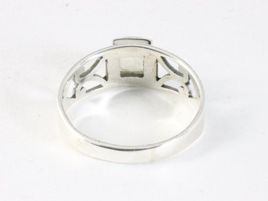 Opengewerkte zilveren ring met regenboog maansteen afbeelding 3