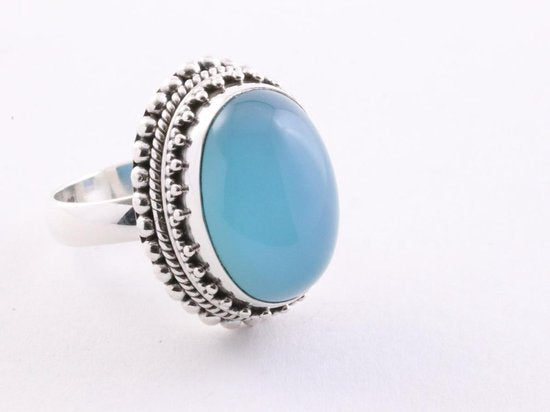 Zware bewerkte zilveren ring met blauwe chalcedoon afbeelding 1