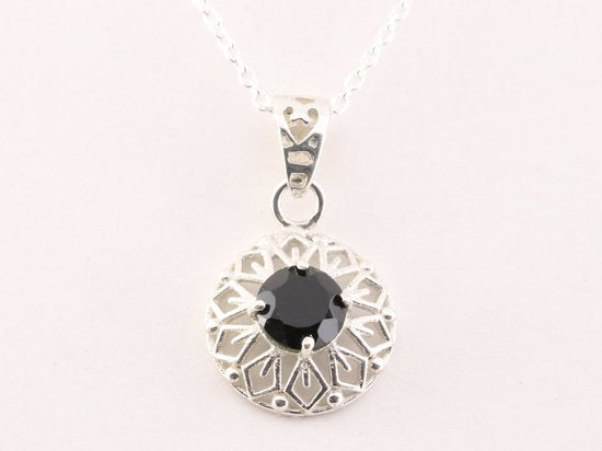 Fijne ronde opengewerkte zilveren hanger met onyx aan ketting afbeelding 4