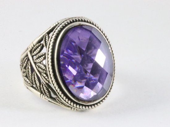 Zware bewerkte zilveren ring met amethist afbeelding 1