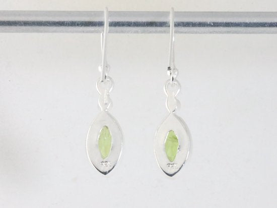 Fijne hoogglans zilveren oorbellen met peridoot afbeelding 2