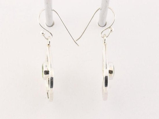 Opengewerkte zilveren oorbellen met peridoot afbeelding 2