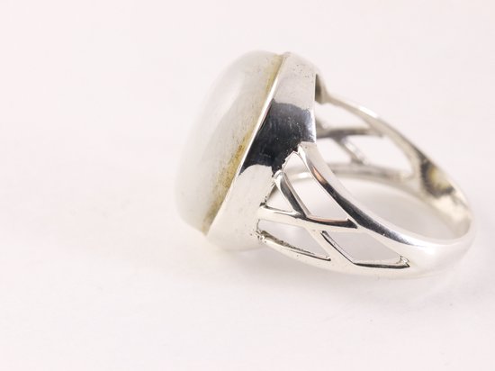 Opengewerkte zilveren ring met regenboog maansteen afbeelding 2