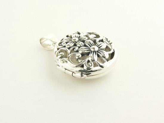Rond opengewerkt zilveren medaillon met bloemengravering afbeelding 2