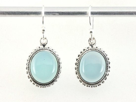 Bewerkte ovale zilveren oorbellen met aqua chalcedoon afbeelding 3