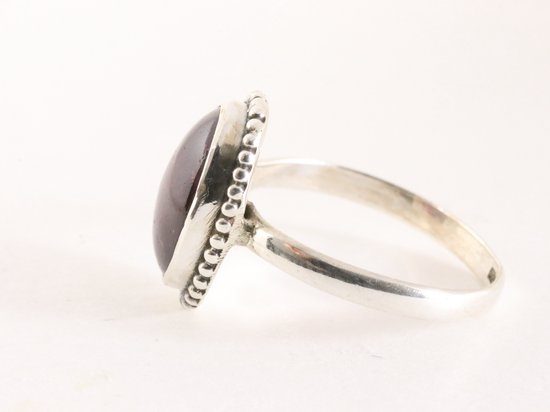 Bewerkte ovale zilveren ring met granaat afbeelding 2