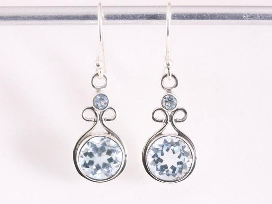 Opengewerkte zilveren oorbellen met blauwe topaas afbeelding 4