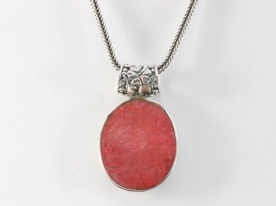 Traditionele bewerkte zilveren hanger met rode koraal steen aan ketting afbeelding 3