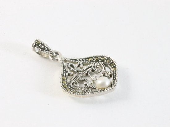 Fijne zilveren hanger met parel en marcasiet aan ketting afbeelding 2