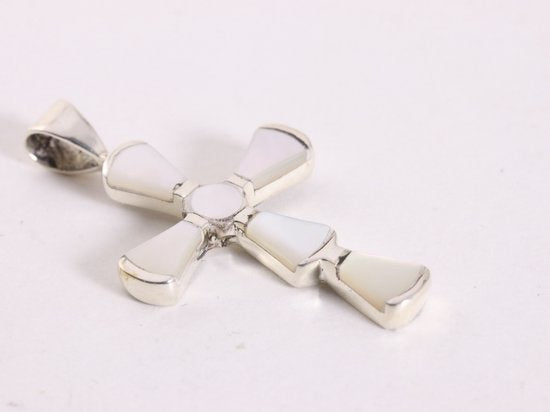 Fijne zilveren kruishanger met parelmoer afbeelding 2