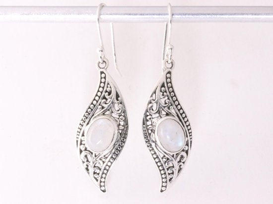 Bewerkte zilveren oorbellen met regenboog maansteen afbeelding 4