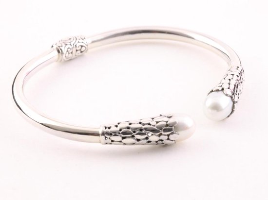 Traditionele bewerkte zilveren klemarmband met witte parels afbeelding 2