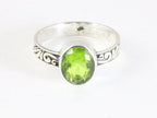 Fijne bewerkte zilveren ring met peridoot afbeelding 4