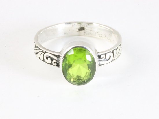 Fijne bewerkte zilveren ring met peridoot afbeelding 4