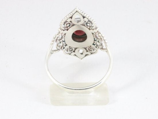 Opengewerkte zilveren ring met granaat afbeelding 3