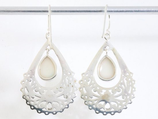 Grote opengewerkte zilveren oorbellen met parelmoer afbeelding 3