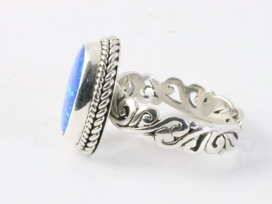 Traditionele bewerkte zilveren ring met Australische opaal afbeelding 2