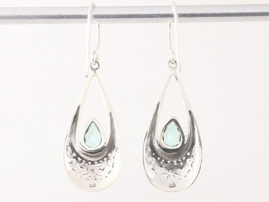 Traditionele bewerkte zilveren oorbellen met groene toermalijn afbeelding 3