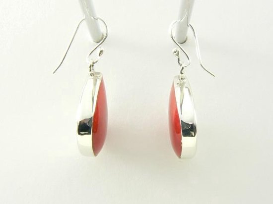 Druppelvormige zilveren oorbellen met rode koraal steen afbeelding 3