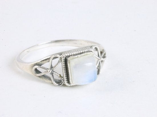 Fijne bewerkte zilveren ring met regenboog maansteen afbeelding 1
