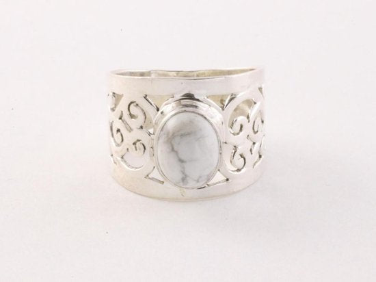 Opengewerkte zilveren ring met howliet afbeelding 2