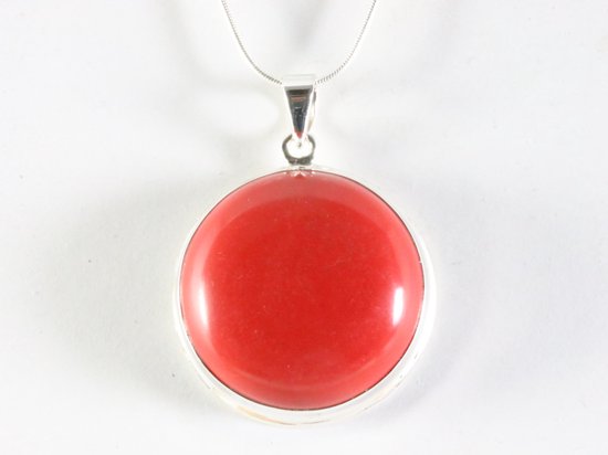 Ronde hoogglans zilveren hanger met rode koraal steen aan ketting afbeelding 4