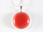 Ronde hoogglans zilveren hanger met rode koraal steen aan ketting afbeelding 4