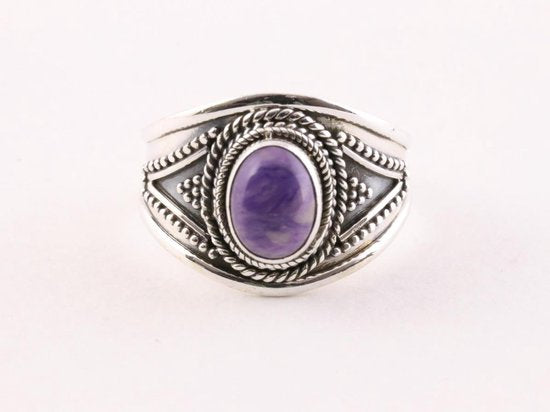 Bewerkte zilveren ring met charoiet afbeelding 4