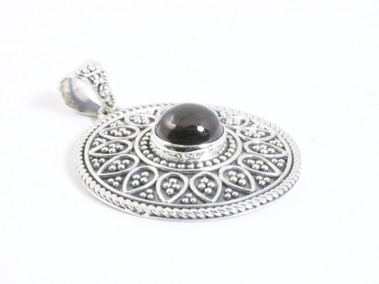 Ronde bewerkte zilveren hanger met granaat afbeelding 2