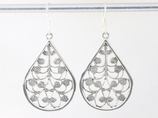 Opengewerkte druppelvormige zilveren filigrein oorbellen afbeelding 2