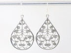 Opengewerkte druppelvormige zilveren filigrein oorbellen afbeelding 2