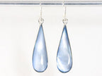 Lange druppelvormige zilveren oorbellen met blauwe schelp afbeelding 3