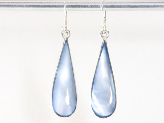 Lange druppelvormige zilveren oorbellen met blauwe schelp afbeelding 3