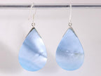 Druppelvormige zilveren oorbellen met blauwe schelp afbeelding 3