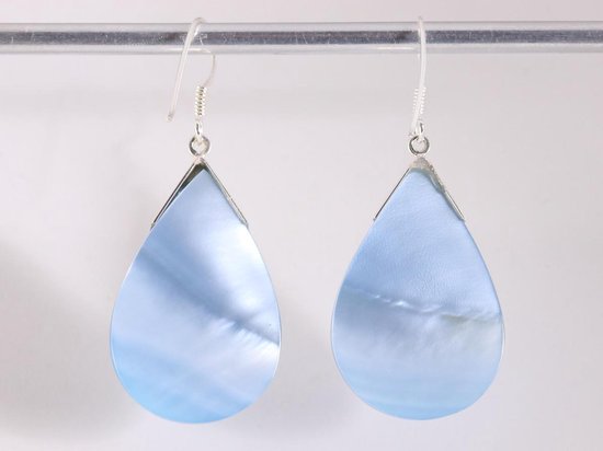 Druppelvormige zilveren oorbellen met blauwe schelp afbeelding 3