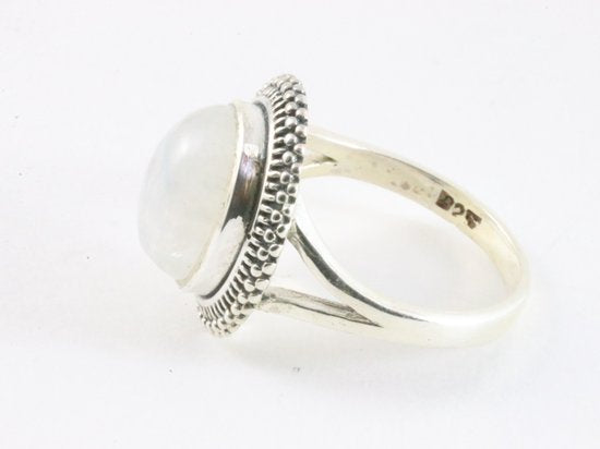 Bewerkte zilveren ring met regenboog maansteen afbeelding 2