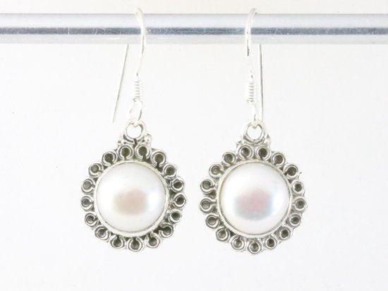 Fijne bewerkte ronde zilveren oorbellen met parel afbeelding 3