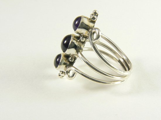 Opengewerkte zilveren ring met 3 amethist stenen afbeelding 3