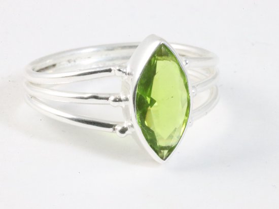Opengewerkte zilveren ring met peridoot afbeelding 1