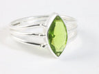 Opengewerkte zilveren ring met peridoot afbeelding 1