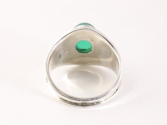 Bewerkte zilveren ring met groene onyx afbeelding 3